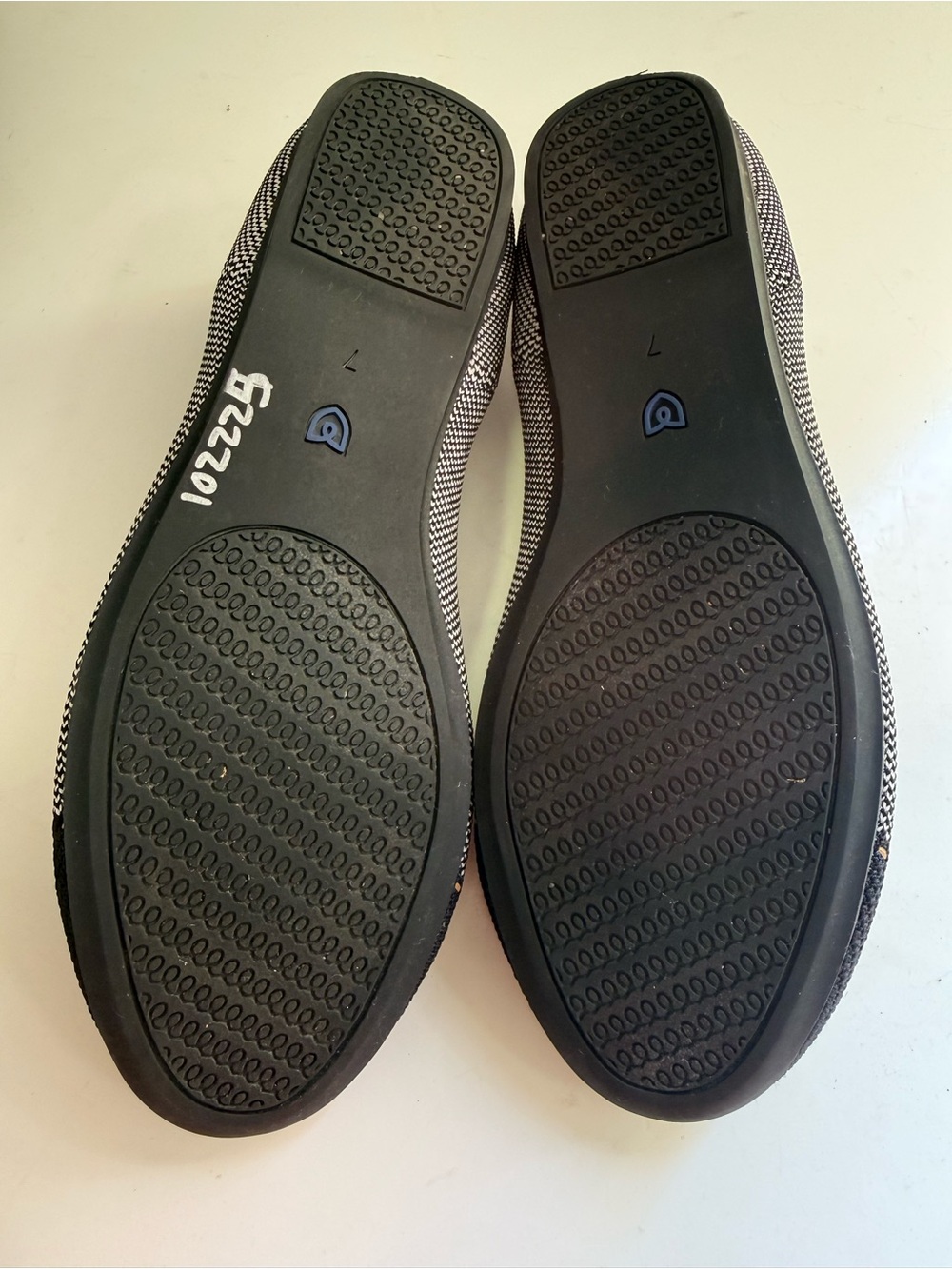 Rothy's The flat Round women size 7 Cap-Toe Ballet Flats in Gray and Black - Picture 7 of 8
